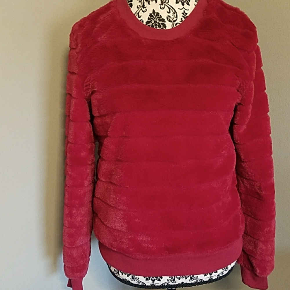 Red sweat shirt faux fur